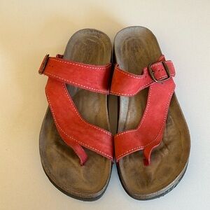 White Mountain red leather sandals size 9
